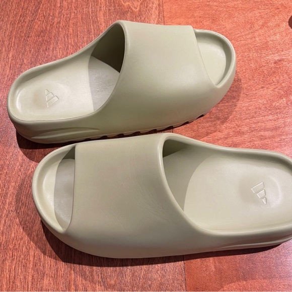 Men size 9 Yeezy Slides - Picture 9 of 13